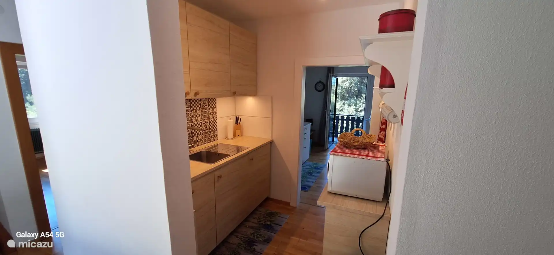 Der nasse Küchenteil vom Flur aus gesehen. 