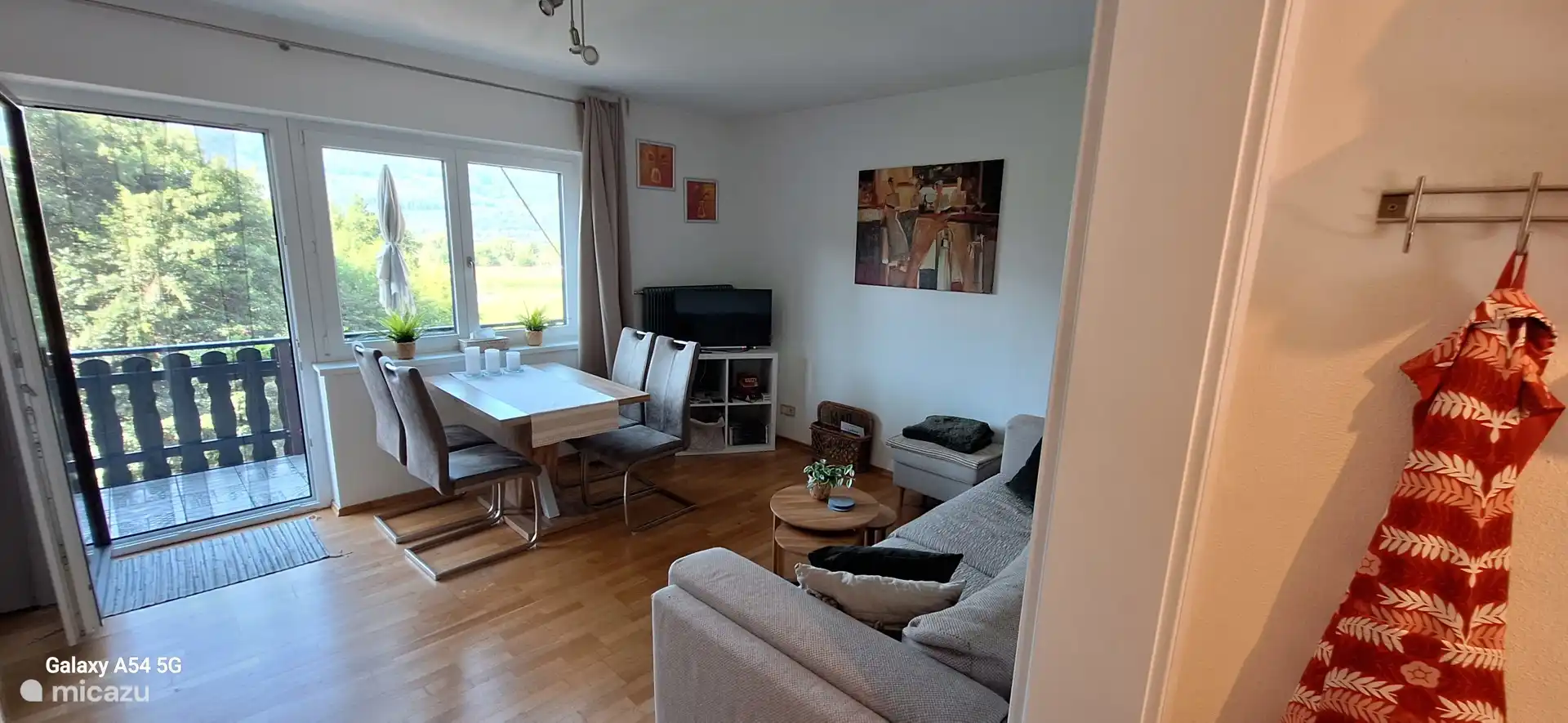 Wohnzimmer von der Küche aus gesehen.