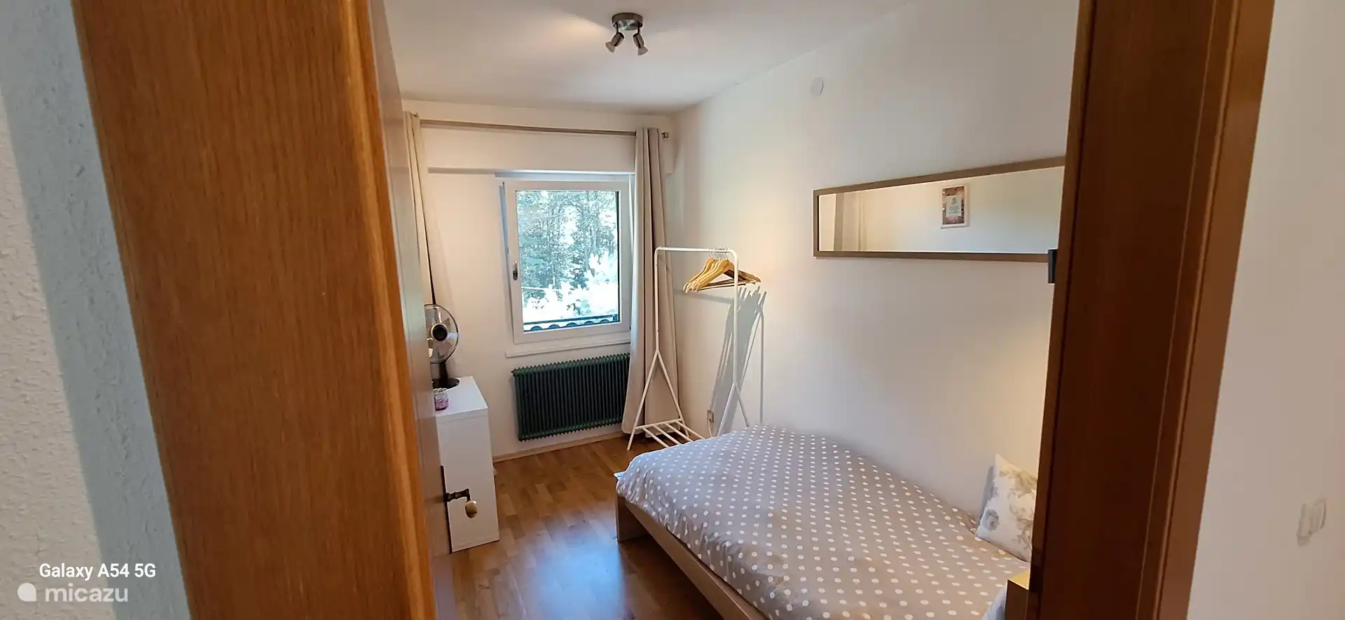 Kleines Zimmer mit Blick auf die Straße, die zum Waldweg führt.