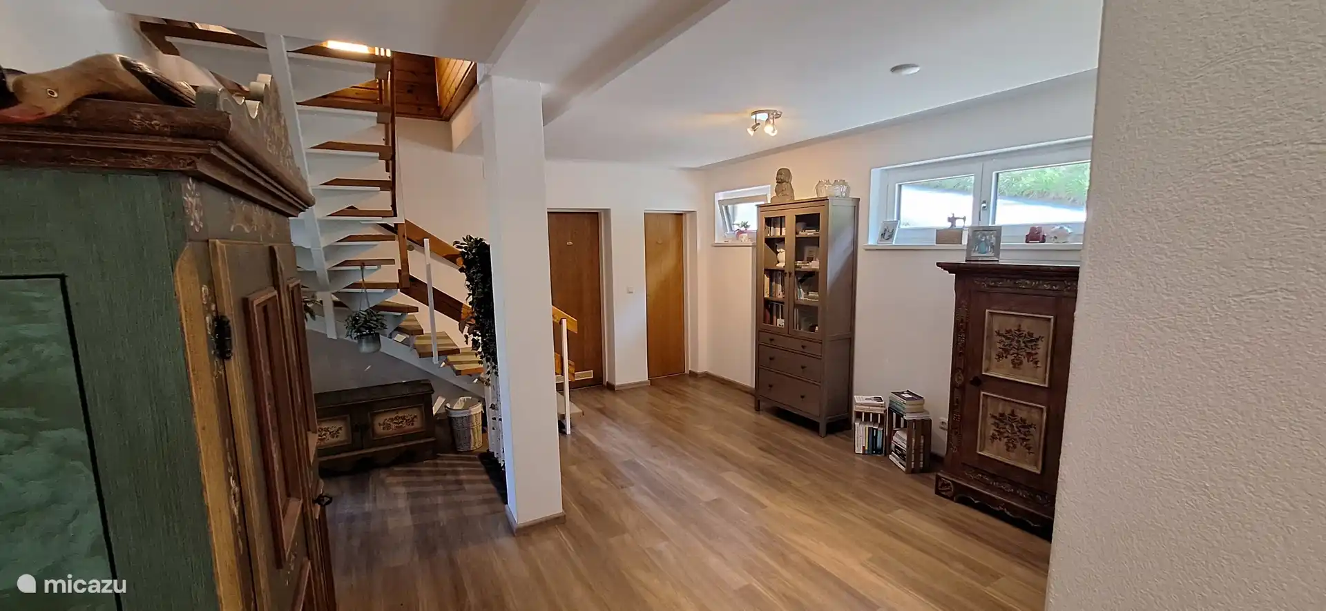 De centrale hal met de trap naar het vakantie appartement.