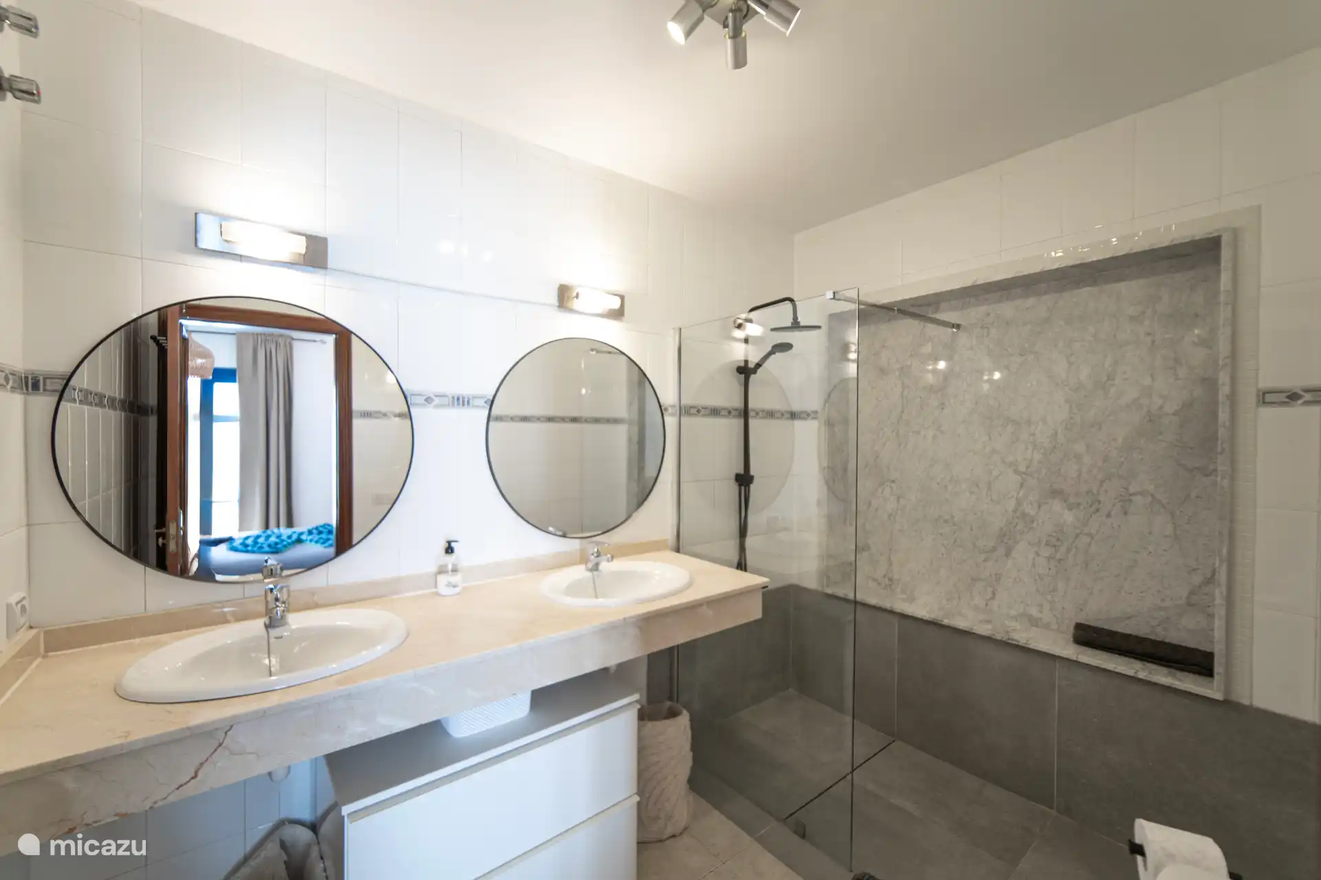 Avec douche à l’italienne, toilettes et lavabo.