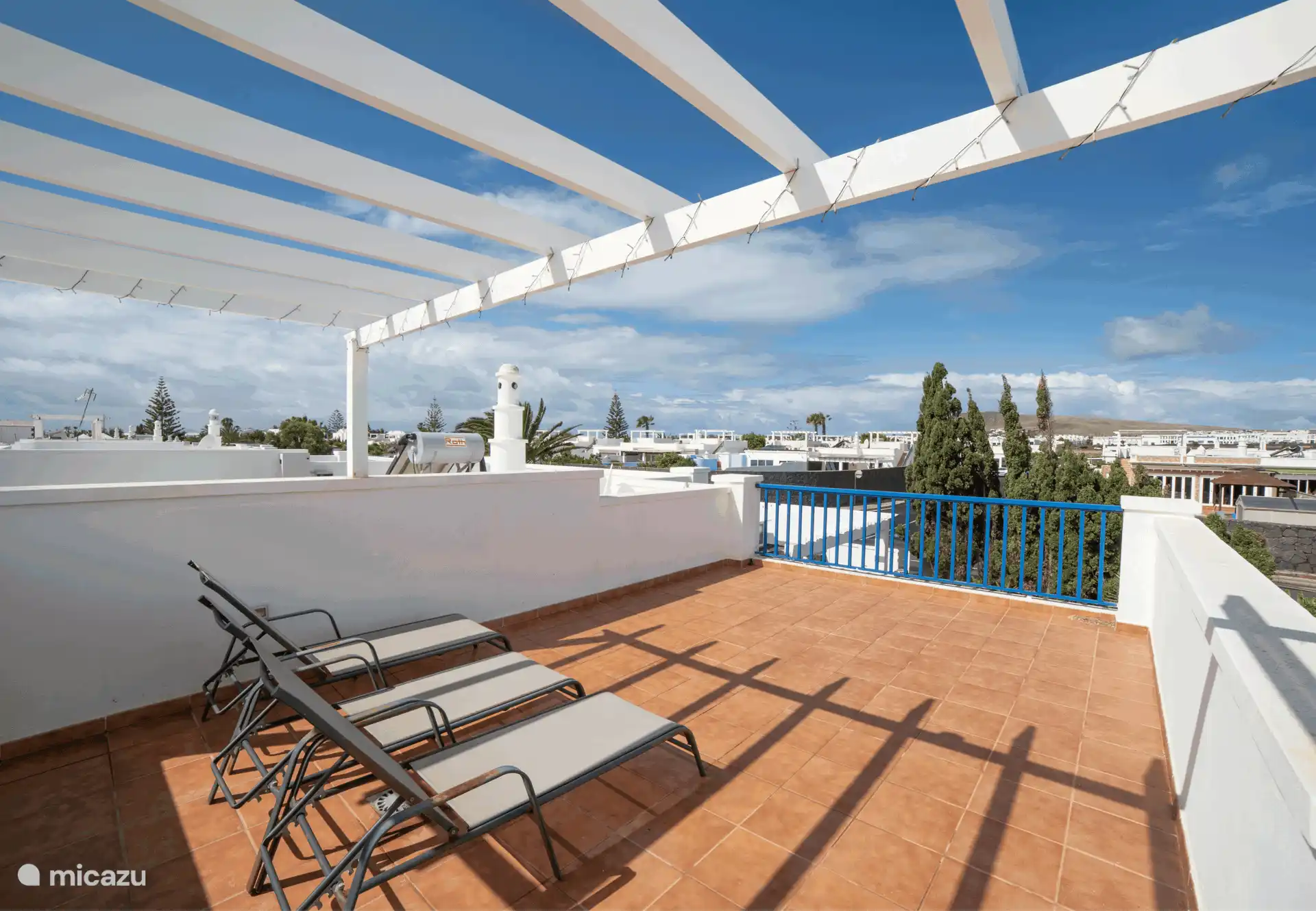 Avec une jolie terrasse sur le toit avec de magnifiques vues.