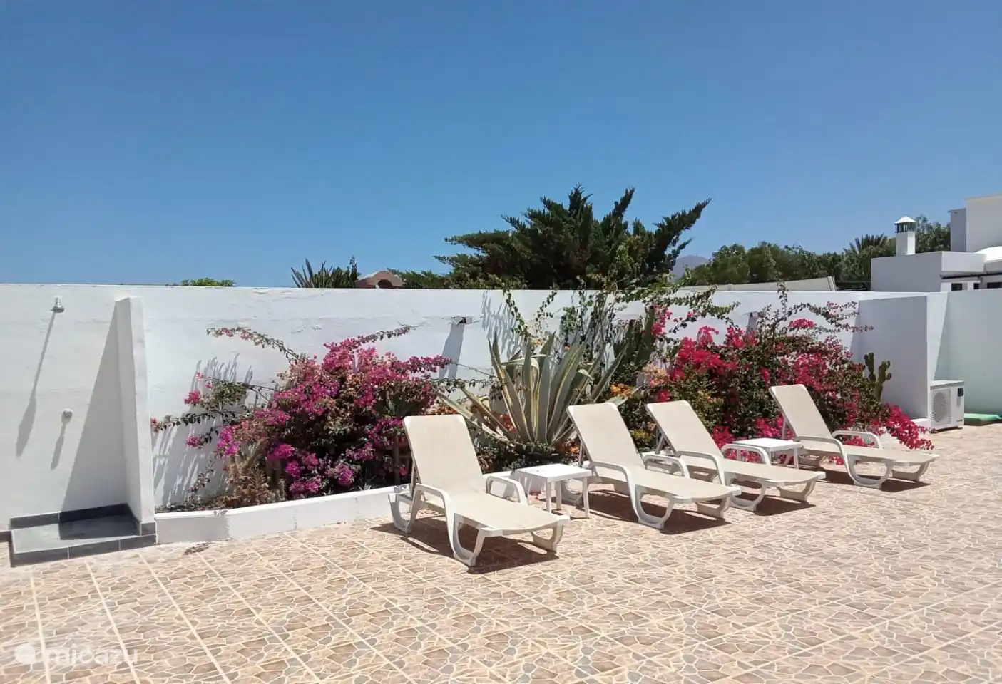 There are nice sun loungers around the pool to sunbathe.