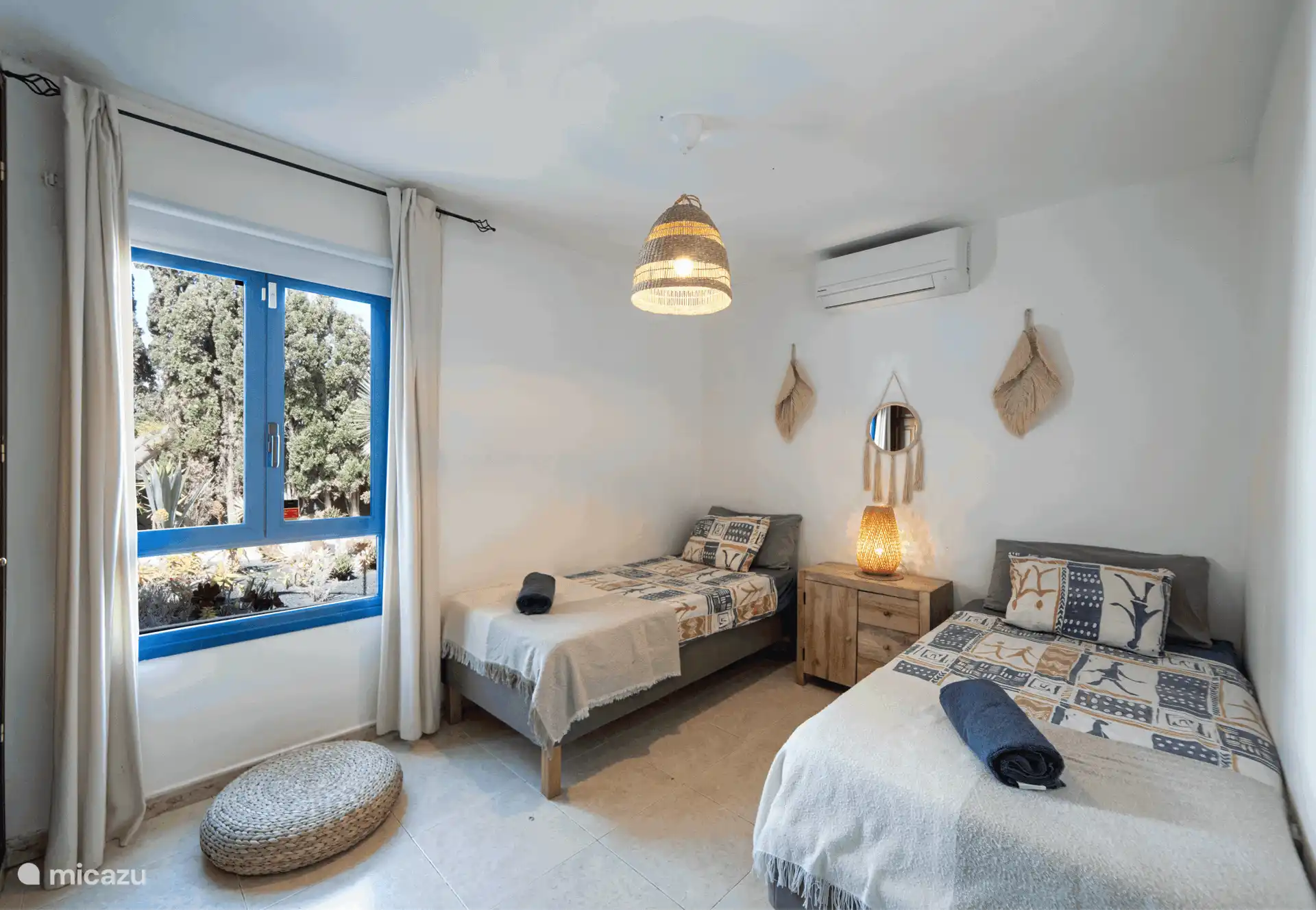 La chambre 2 a deux lits simples.