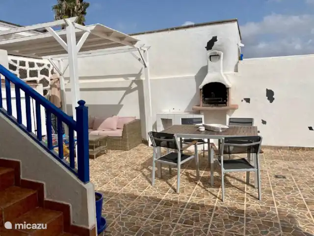 Casa Raina | Espagne, Lanzarote, Playa Blanca - villa Il y a aussi une douche extérieure, un barbecue et un coin repas extérieur confortable.