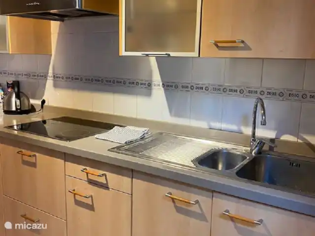 Casa Raina | Espagne, Lanzarote, Playa Blanca - villa La cuisine est équipée de tout le nécessaire tel qu’un four, une plaque de cuisson, un micro-ondes, une cafetière et une machine Dolce Gusto, une bouilloire, un grille-pain et de nombreux ustensiles de cuisine.