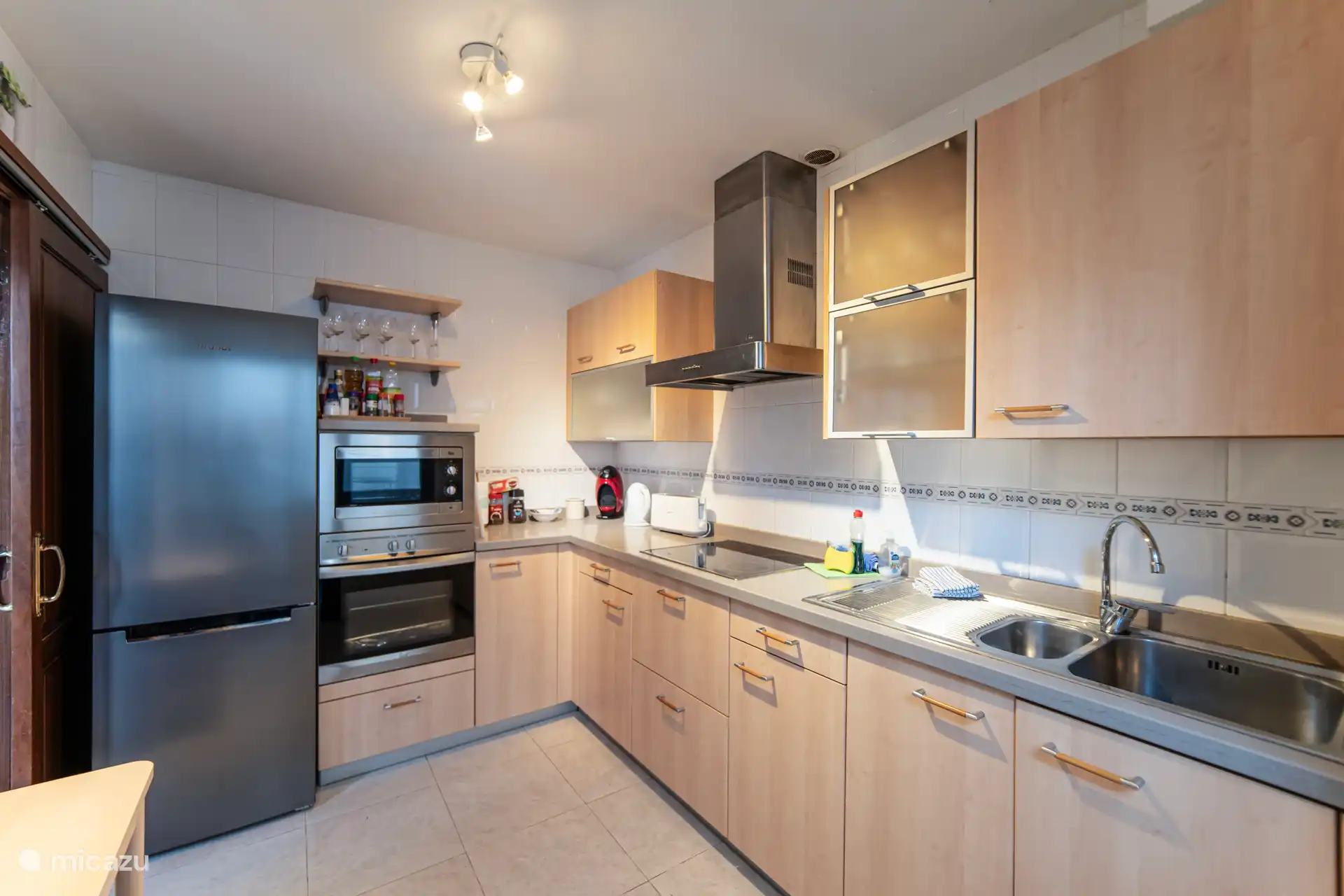 La cuisine est équipée de tout ce dont il est nécessaire : un four, une plaque de cuisson, un micro-ondes, une machine Dolce Gusto, une bouilloire, un grille-pain et de nombreux ustensiles de cuisine. 