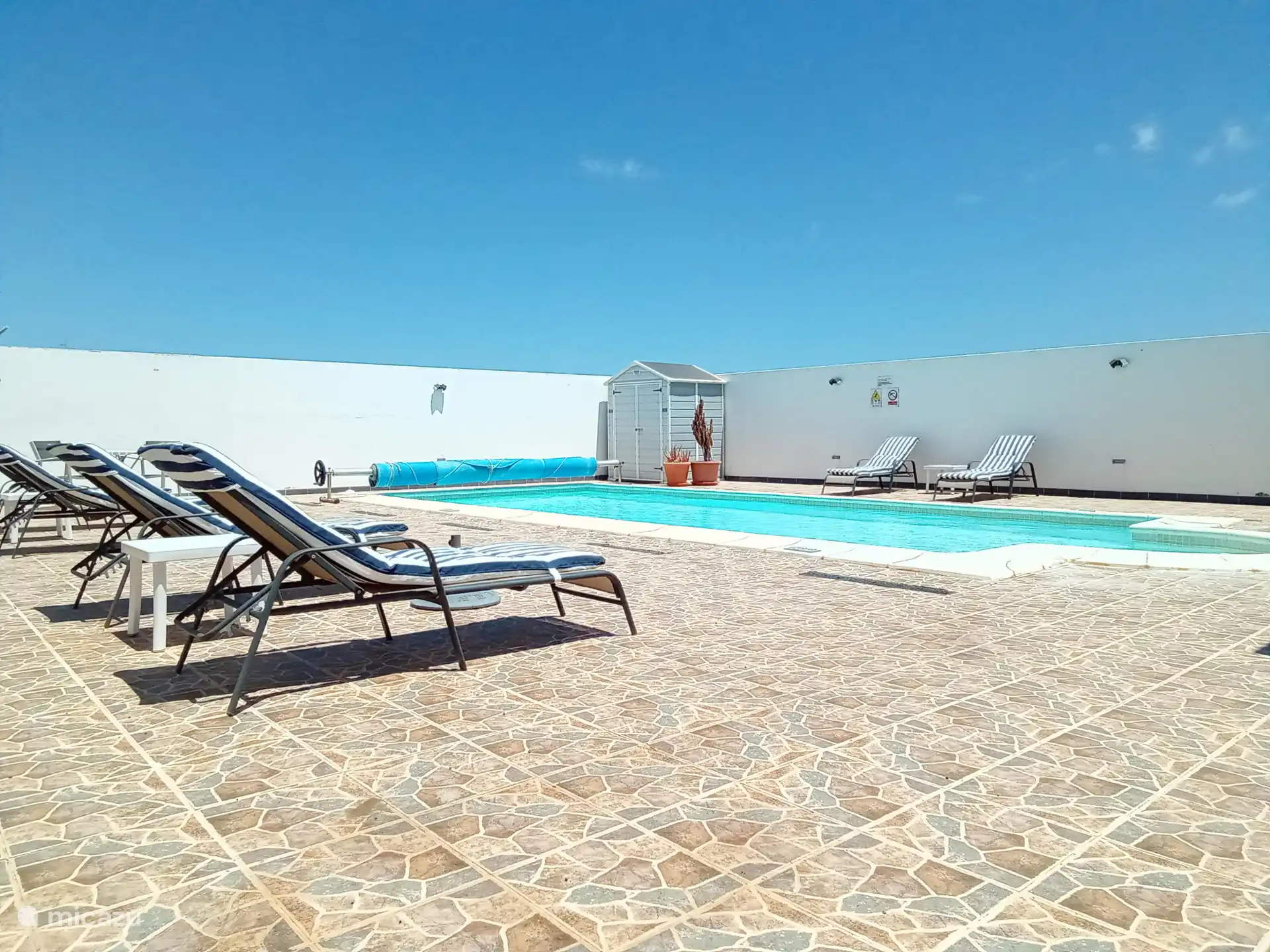 The private swimming pool (10.5 x 4.5m) can be heated all year round.