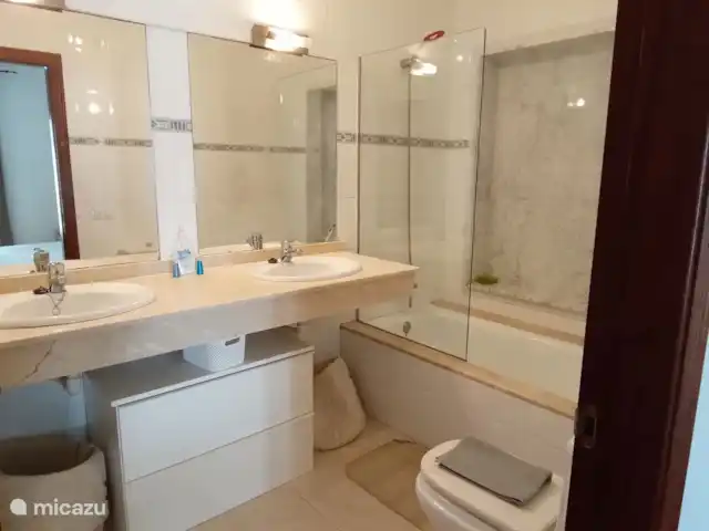 Casa Raina | Espagne, Lanzarote, Playa Blanca - villa Salle de bain attenante avec baignoire, toilettes et lavabo.