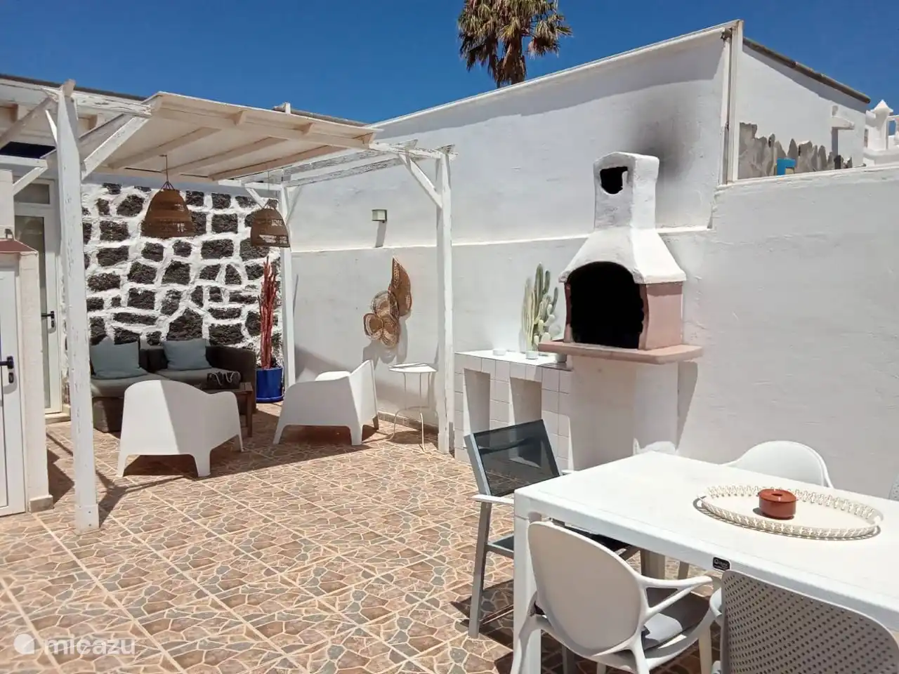 This fine casa offers all the comforts during your holiday.