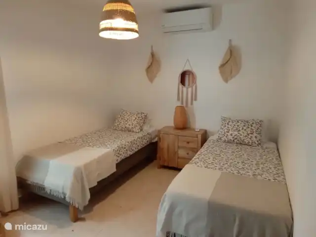 Casa Raina | Espagne, Lanzarote, Playa Blanca - villa La deuxième chambre dispose de 2 lits simples et d’une armoire encastrée.