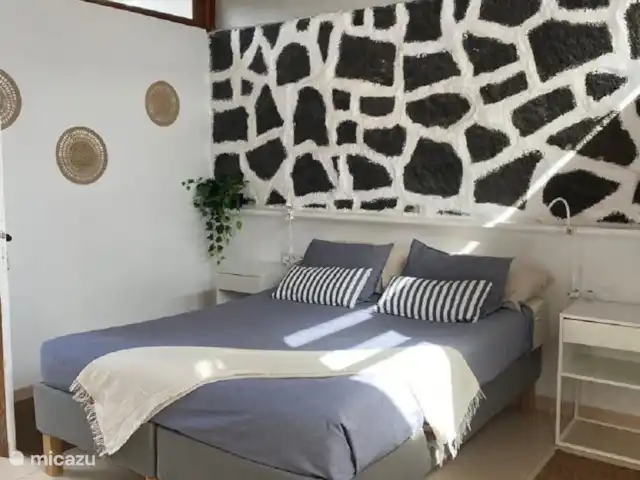 Casa Raina | Espagne, Lanzarote, Playa Blanca - villa L’accès à la première chambre se fait également par la véranda. Cette chambre dispose d’un lit double, d’une grande armoire encastrée.