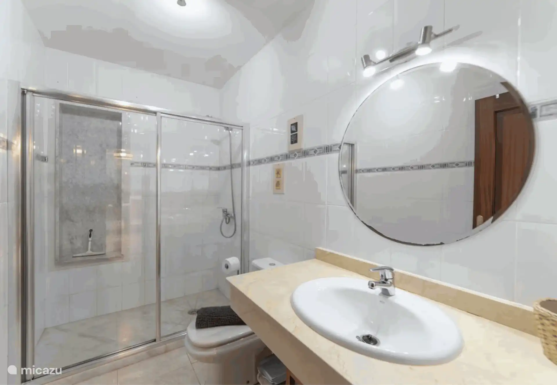 La deuxième salle de bain dispose d’une douche à l’italienne, des toilettes et d’un lavabo.