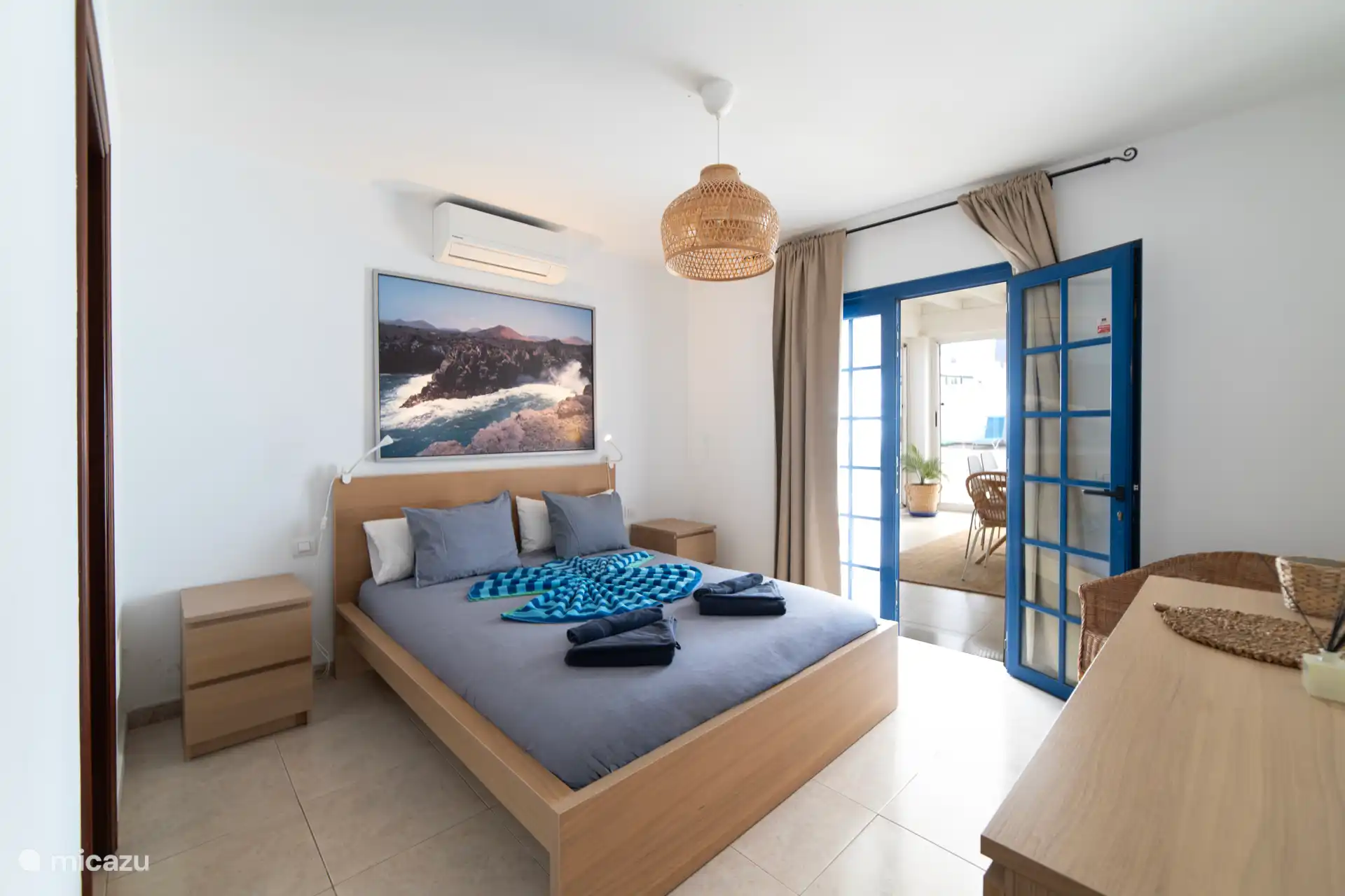 Cette chambre dispose d’un lit double et d’une grande armoire intégrée.