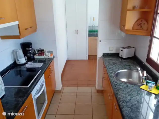 villa huren in Spanje, Lanzarote, Playa Blanca – Villa Rosalia De keuken is voorzien van alle gemakken zoals een vaatwasser, koelkast, vriezer, oven, waterkoker, koffiezetapparaat en broodrooster.