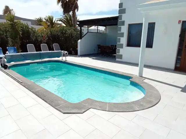 villa huren in Spanje, Lanzarote, Playa Blanca – Villa Rosalia De grote tuin met privé zwembad ligt aan de voorzijde van het huis en is volledig omheind voor genoeg privacy.