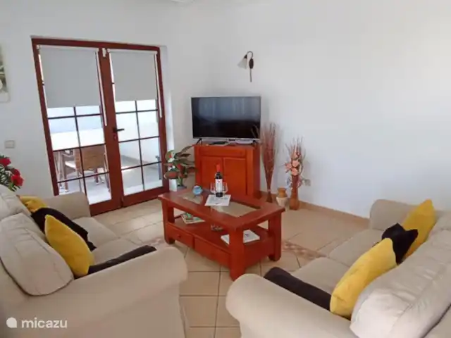 villa huren in Spanje, Lanzarote, Playa Blanca – Villa Rosalia De woonkamer heeft twee comfortabele zitbanken en een 40-inch televisie met internationale zenders.