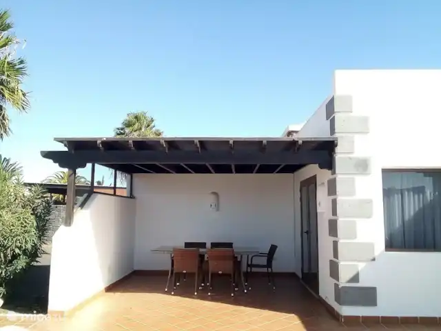 villa huren in Spanje, Lanzarote, Playa Blanca – Villa Rosalia De eethoek is te bereiken via de openslaande deuren vanuit de woonkamer en is overdekt zodat je hier ook lekker in de schaduw kan zitten.