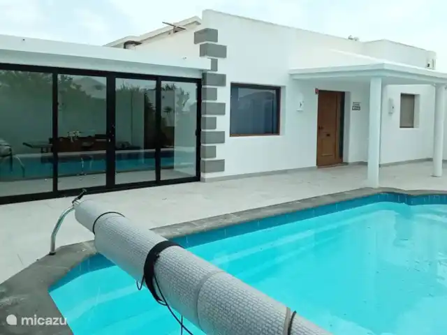villa huren in Spanje, Lanzarote, Playa Blanca – Villa Rosalia Je kunt het zwembad afdekken om de warmte te behouden
