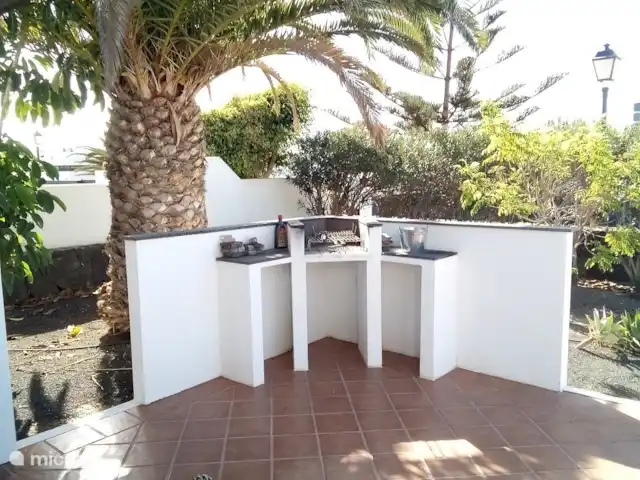 villa huren in Spanje, Lanzarote, Playa Blanca – Villa Rosalia Er is een gezellige buiten eethoek en een fijne barbecue om heerlijke gerechten op te bereiden.