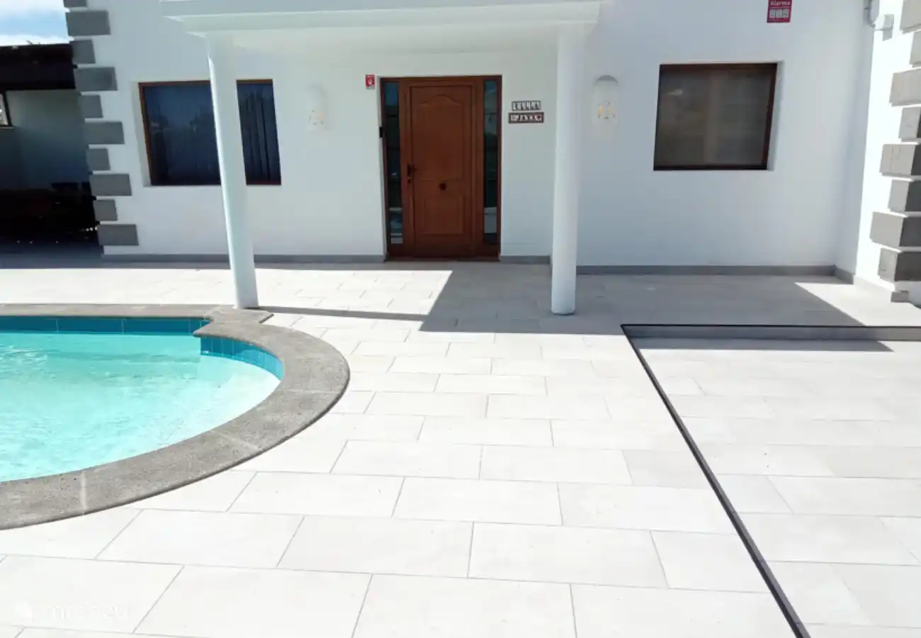 The swimming pool is very spacious so you can cool off there. There are sunbeds around the pool.