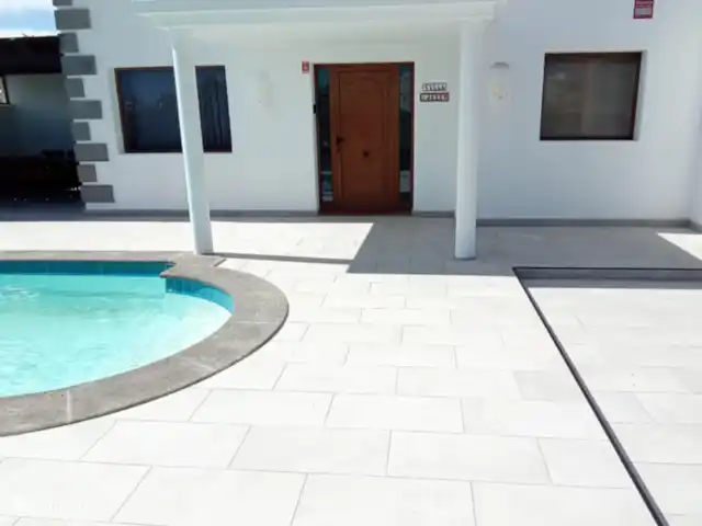 villa huren in Spanje, Lanzarote, Playa Blanca – Villa Rosalia Het zwembad is erg ruim zodat je daar lekker kan afkoelen. Rondom het zwembad staan er ligbedden.