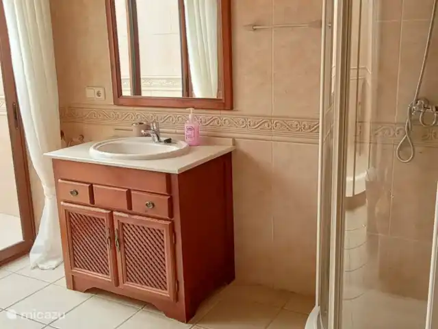 villa huren in Spanje, Lanzarote, Playa Blanca – Villa Rosalia En-suite badkamer met douche, toilet en wastafel.