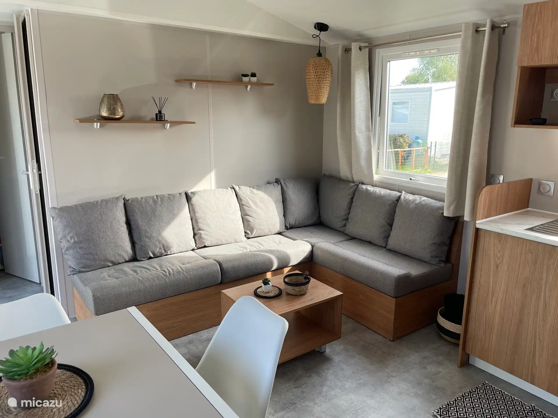 Acogedora sala de estar con cocina abierta 