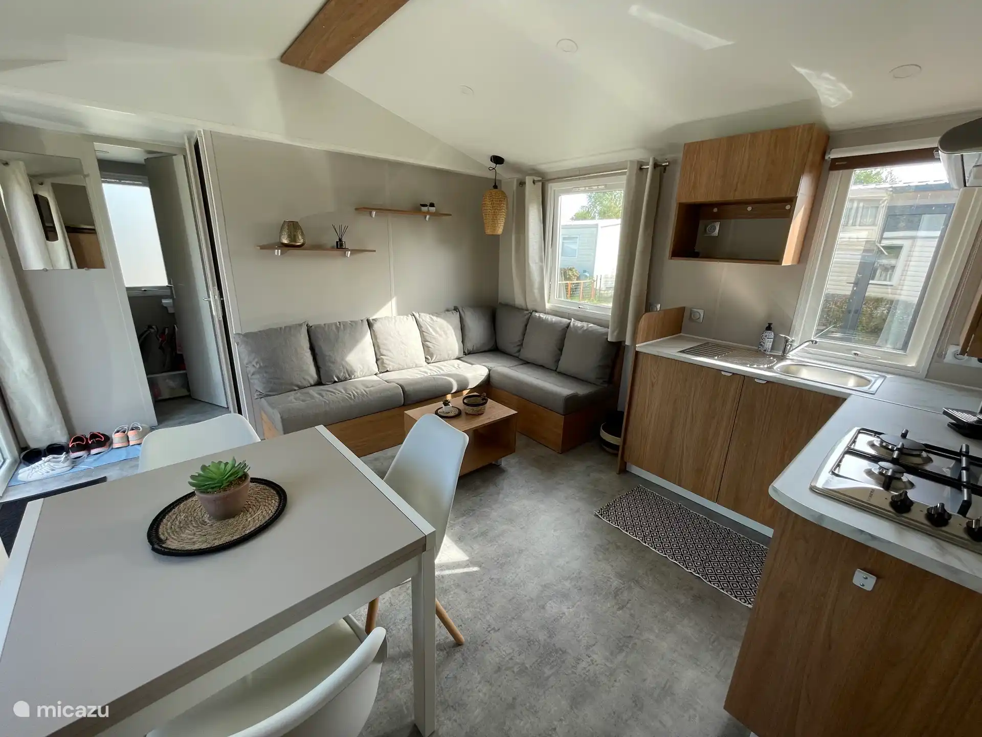 Acogedora sala de estar con cocina abierta 