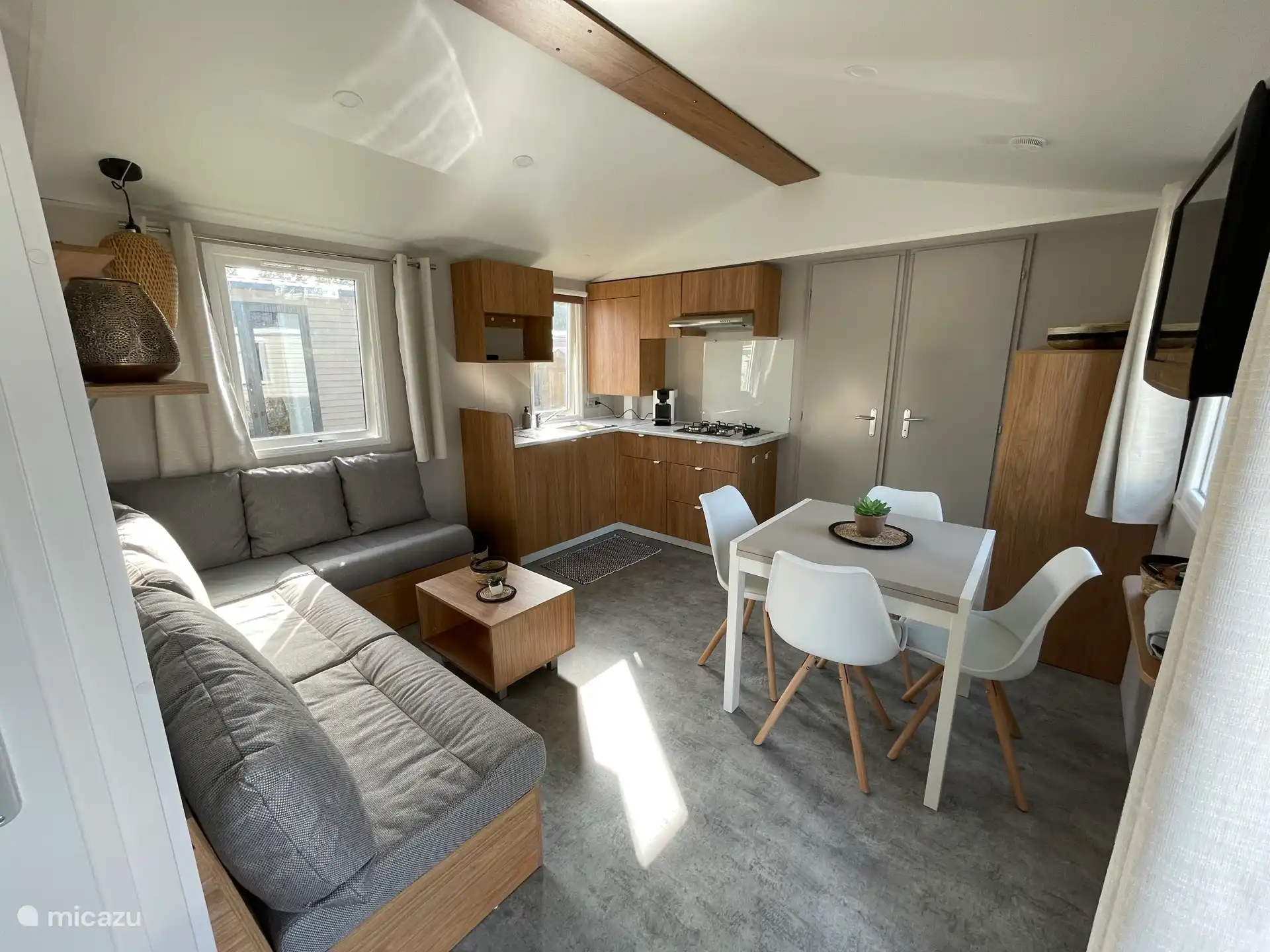 Acogedora sala de estar con cocina abierta 