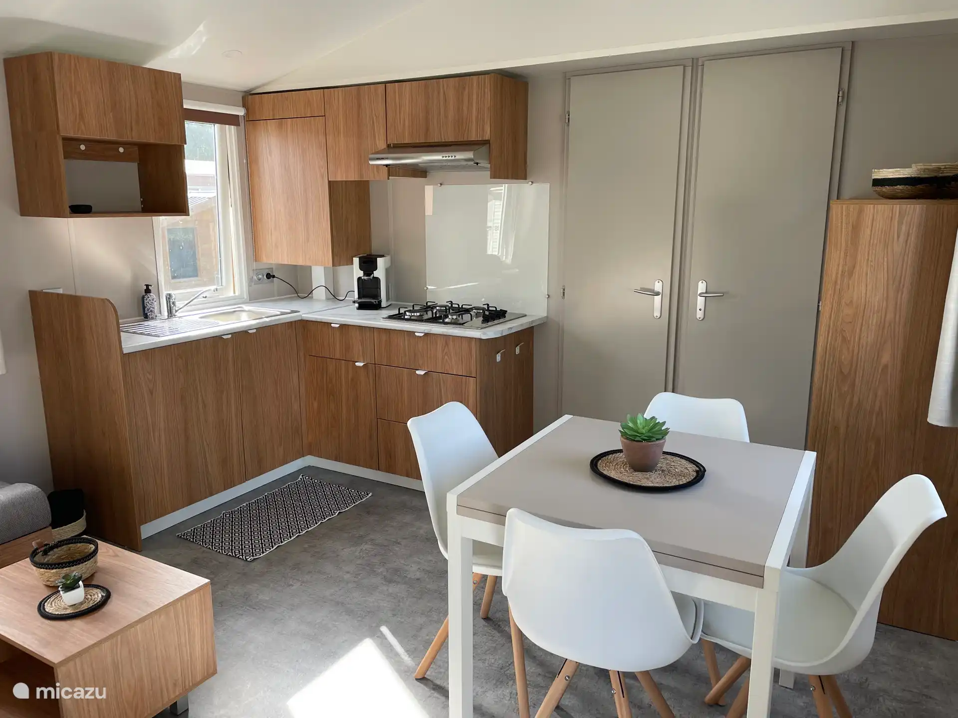 Acogedora sala de estar con cocina abierta 