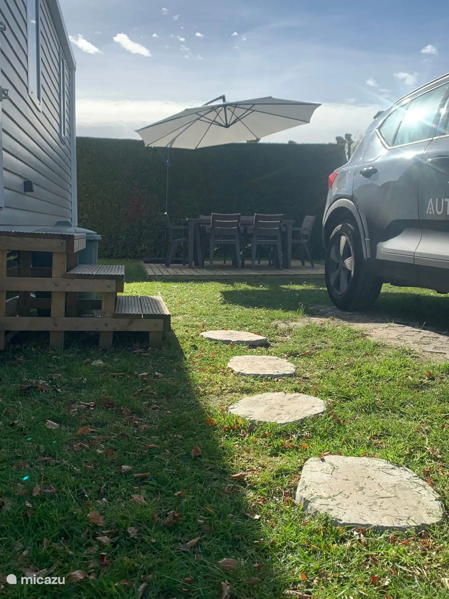 Frente al chalet hay una plaza de aparcamiento para 1 coche 