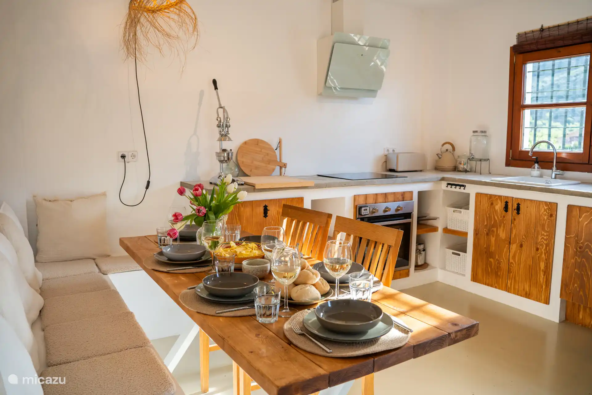 Cocina con mesa de decoración