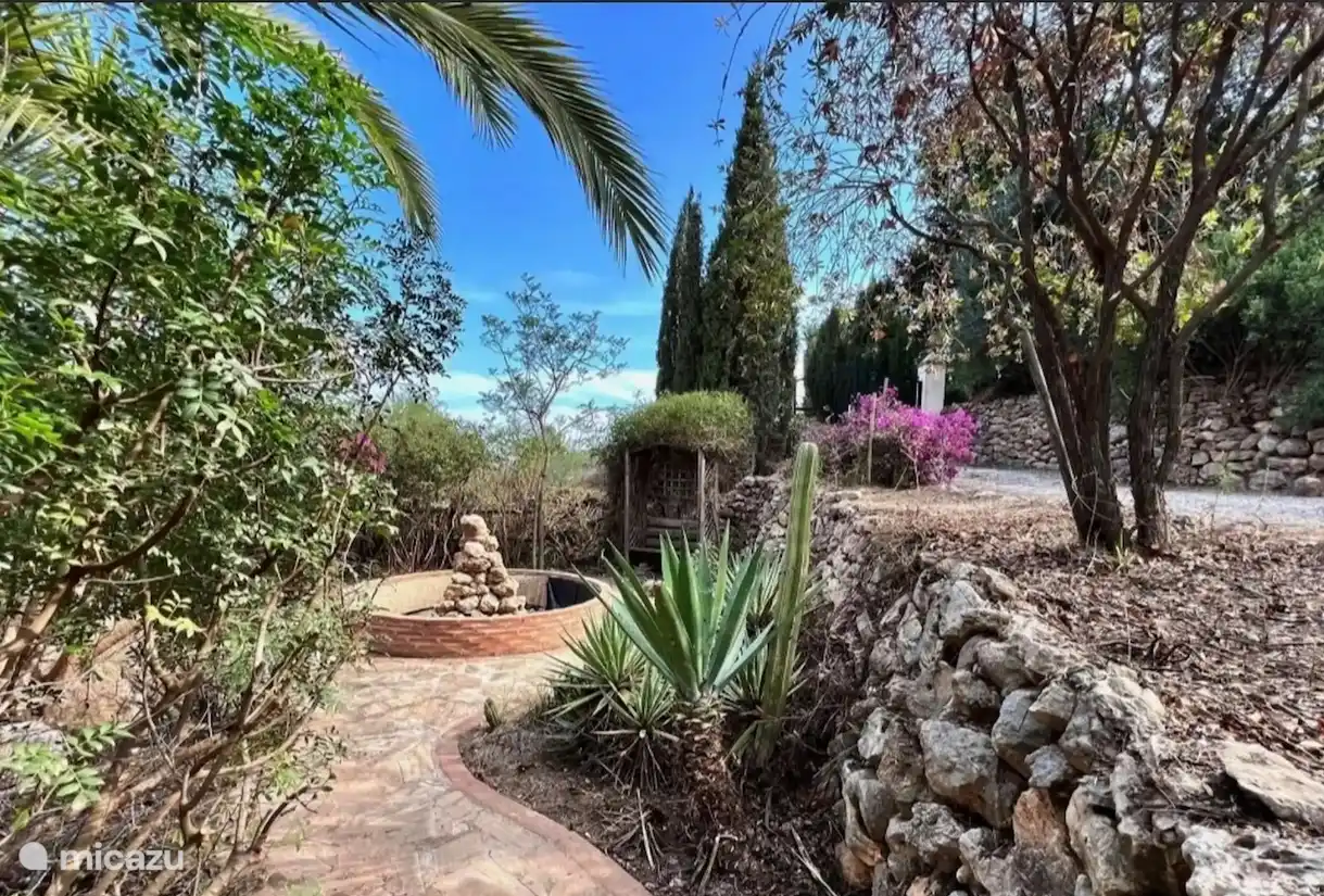 Welcome to your own green oasis
Attractive front garden with Mediterranean plants and plenty of privacy, a quiet entrance full of character and charm.