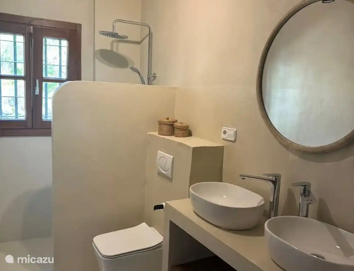 Fresh, modern bathroom with everything within reach
Equipped with walk-in shower, sink and toilet, practical and comfortable furnishings for daily convenience.