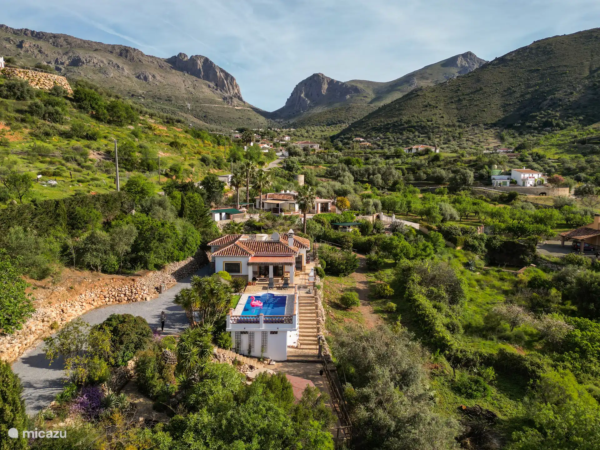 Imagen de dron con las montañas de fondo