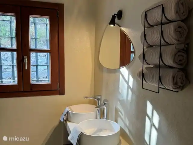 Casa La Vida Serena huren in Spanje, Andalusië, Alcaucin - villa Ruime en-suite badkamer, aangrenzend aan de grote slaapkamer met dubbele waskommen en een strakke, moderne afwerking.