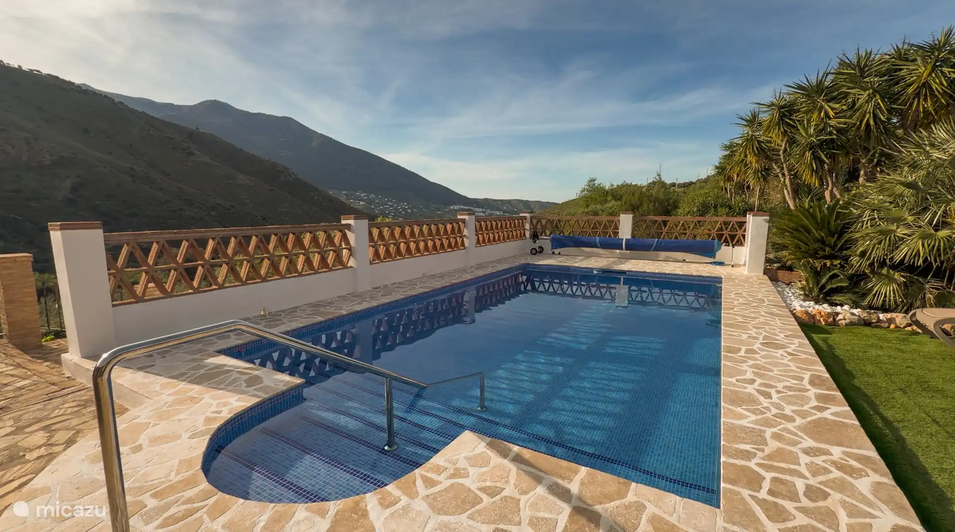 Piscina con vistas a la montaña