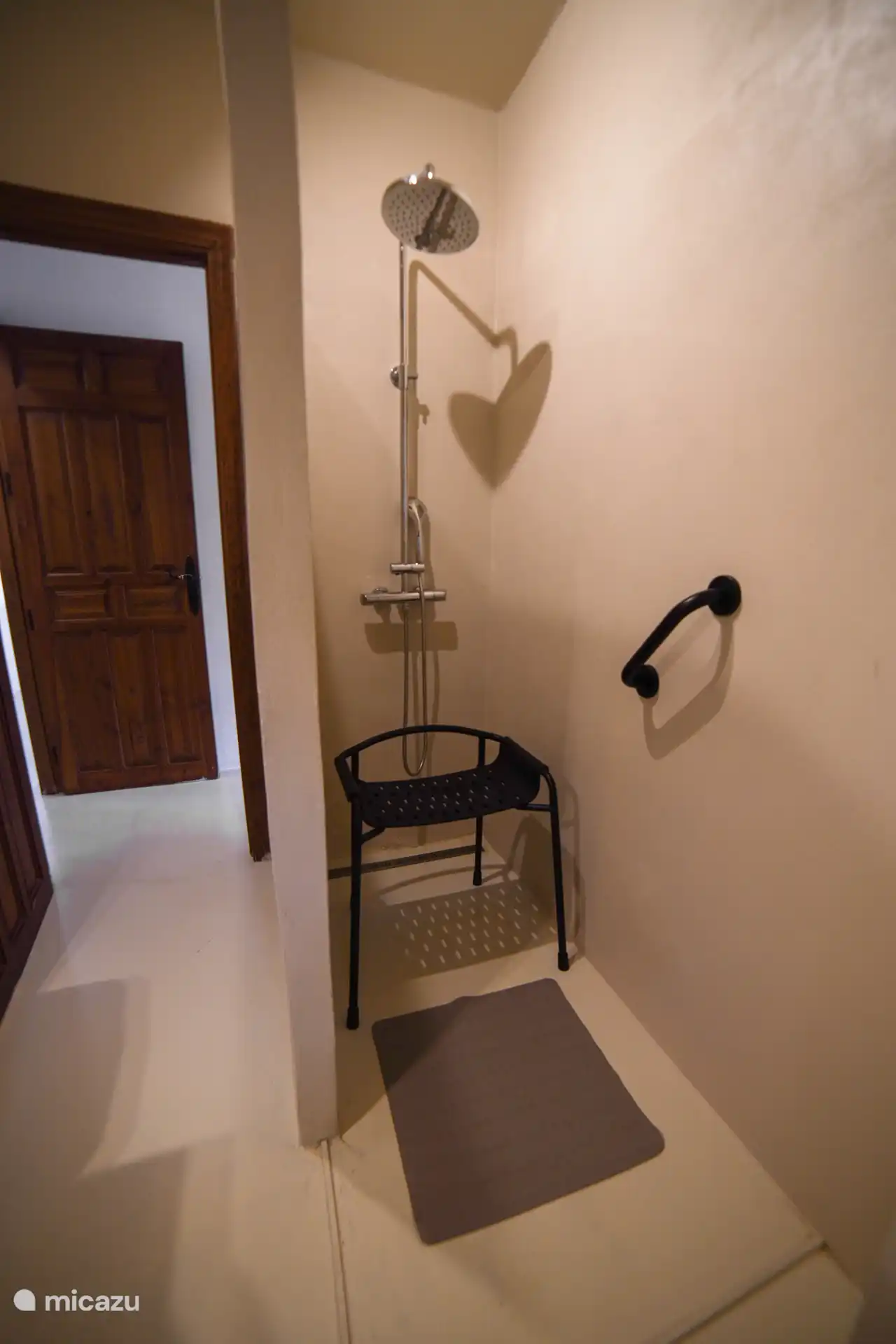 Ducha del baño con asiento