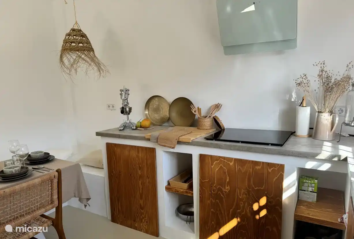 Fully equipped kitchen overlooking an attractively set dining area, ideal for long, tasty evenings.