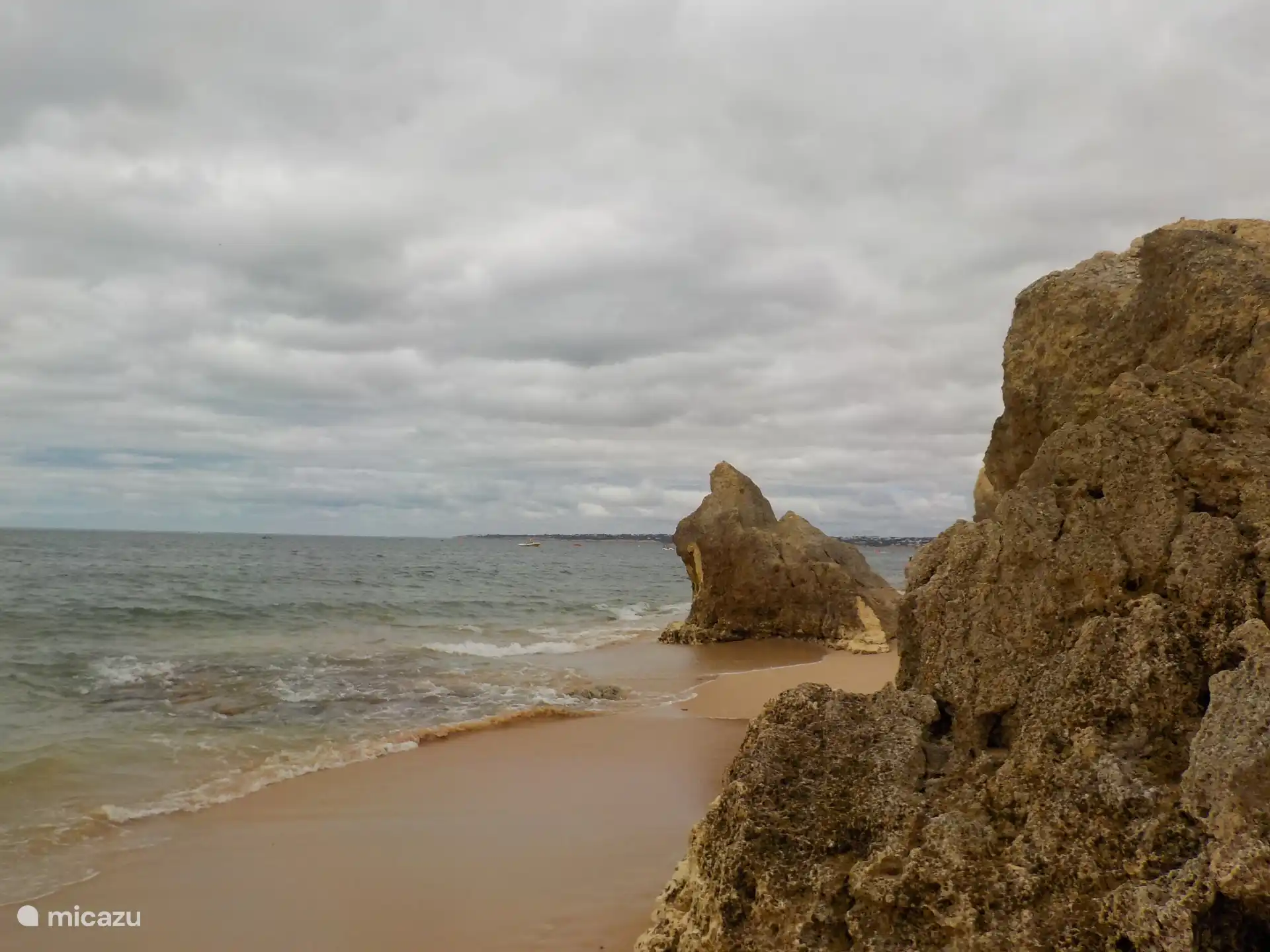 approx. 10 minutes by car from MeerlustArc in Armação de pera you can find this beautiful beach