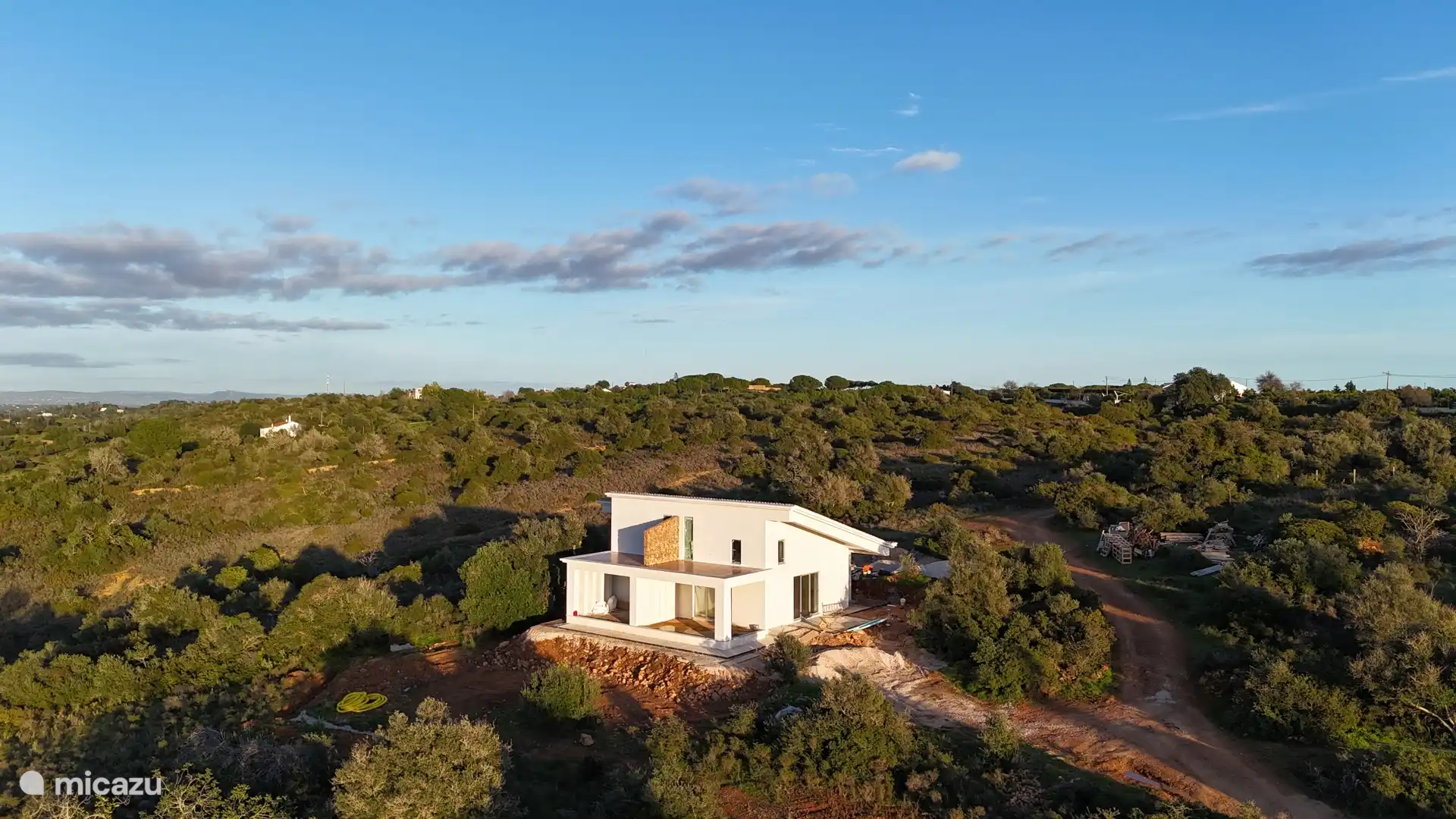 Cabecos à gauche et Monter à droite depuis les airs, et dans le paysage naturel typique de l’Algarve