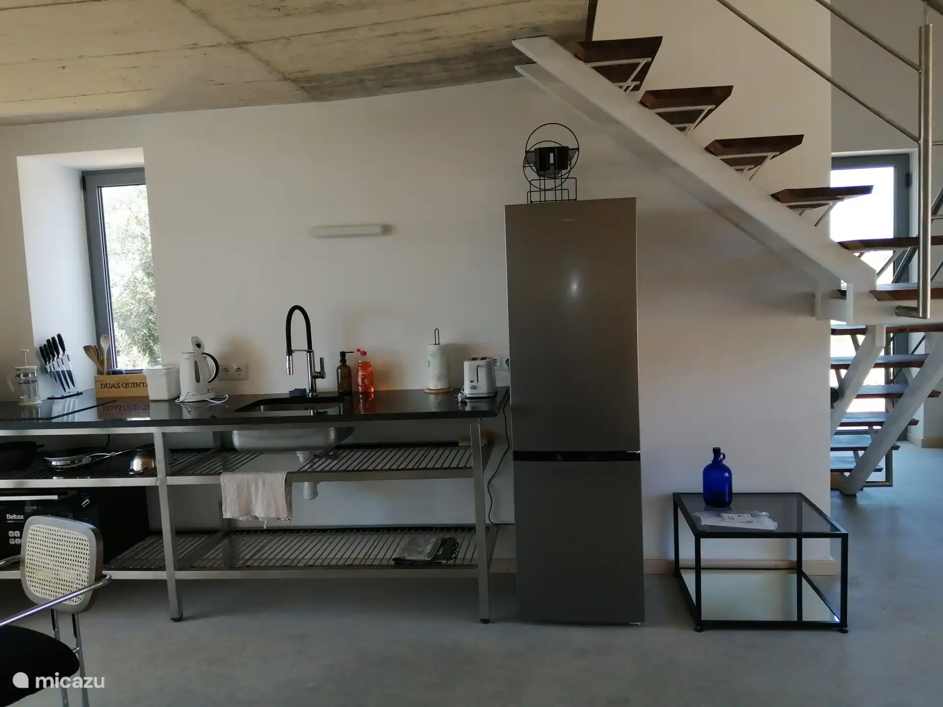 Cuisine avec escalier menant à l’étage de la chambre