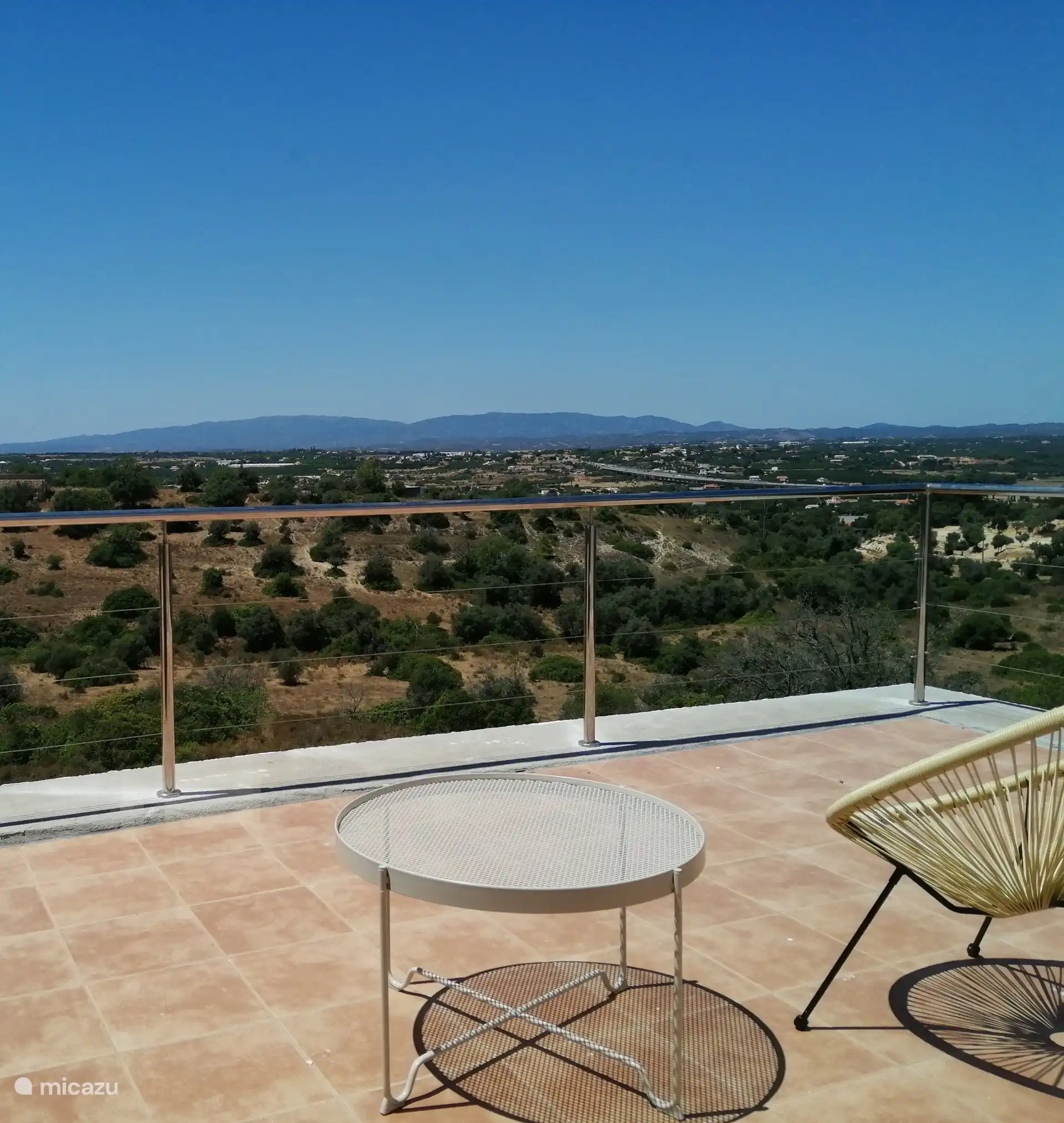 La terrasse adjacente à l’étage de la chambre avec une vue imprenable sur la campagne de l’Algarve avec la chaîne de montagnes Monchique en arrière-plan