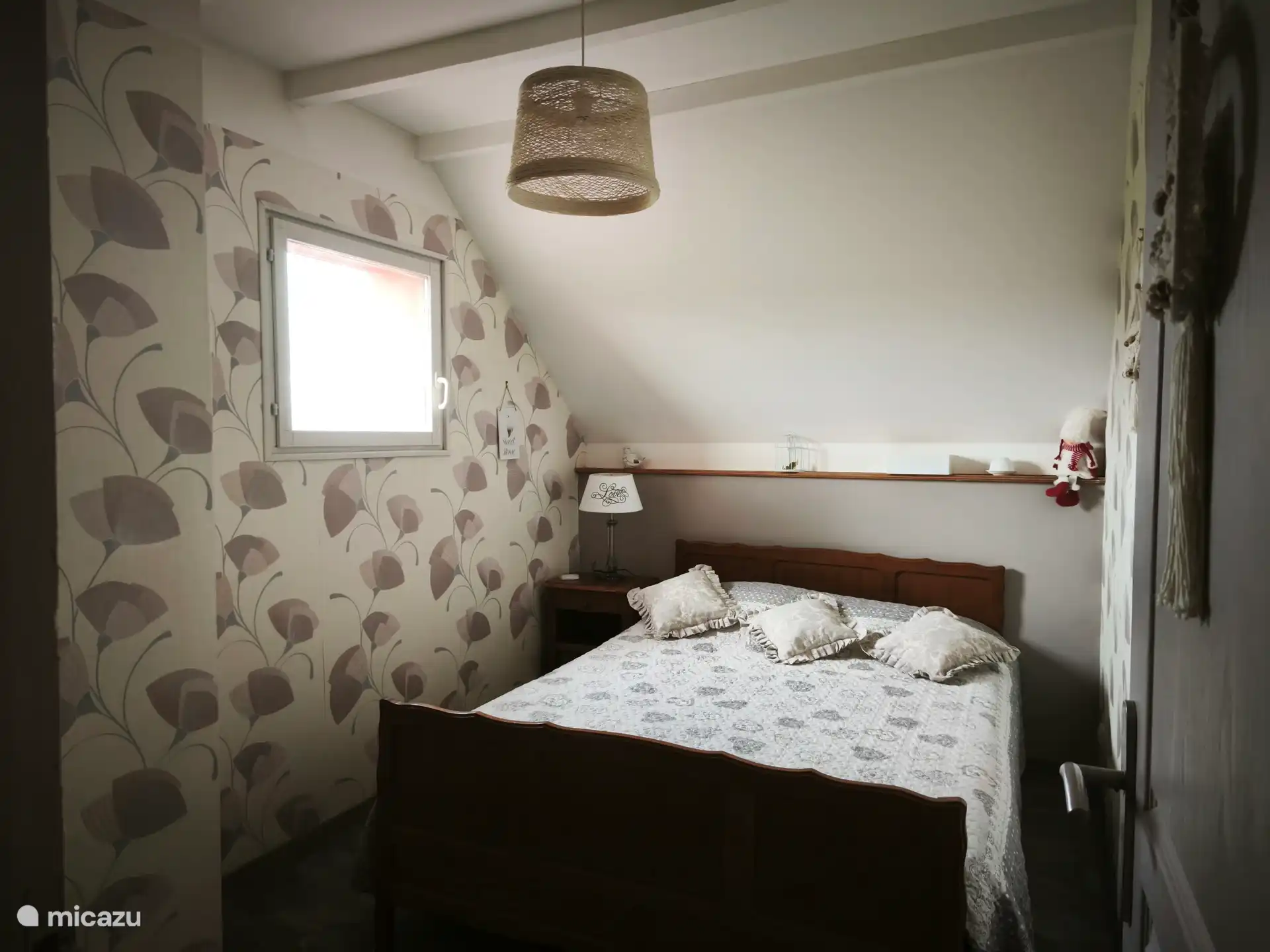 Schönes Zimmer, mit Blick auf die Toilette und das Badezimmer