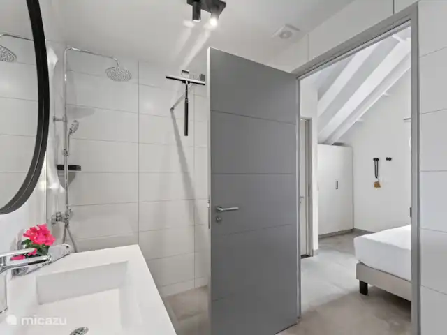 Location de Vacances Curaçao, Curaçao-Centre, Willemstad, villa - Villa Jazmyn 17, plage de Blue Bay salle de bain à l’étage