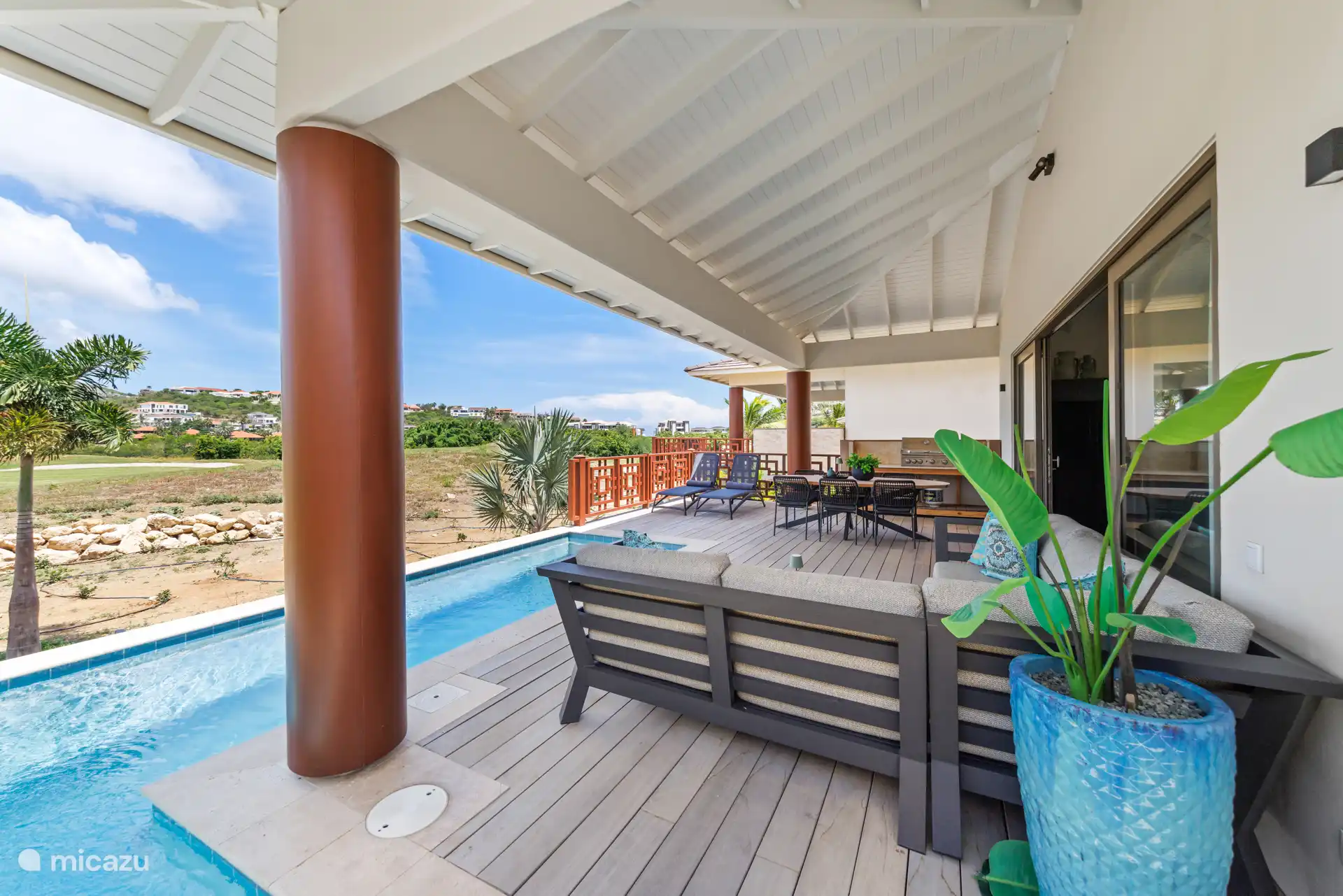 Terrasse mit Swimmingpool