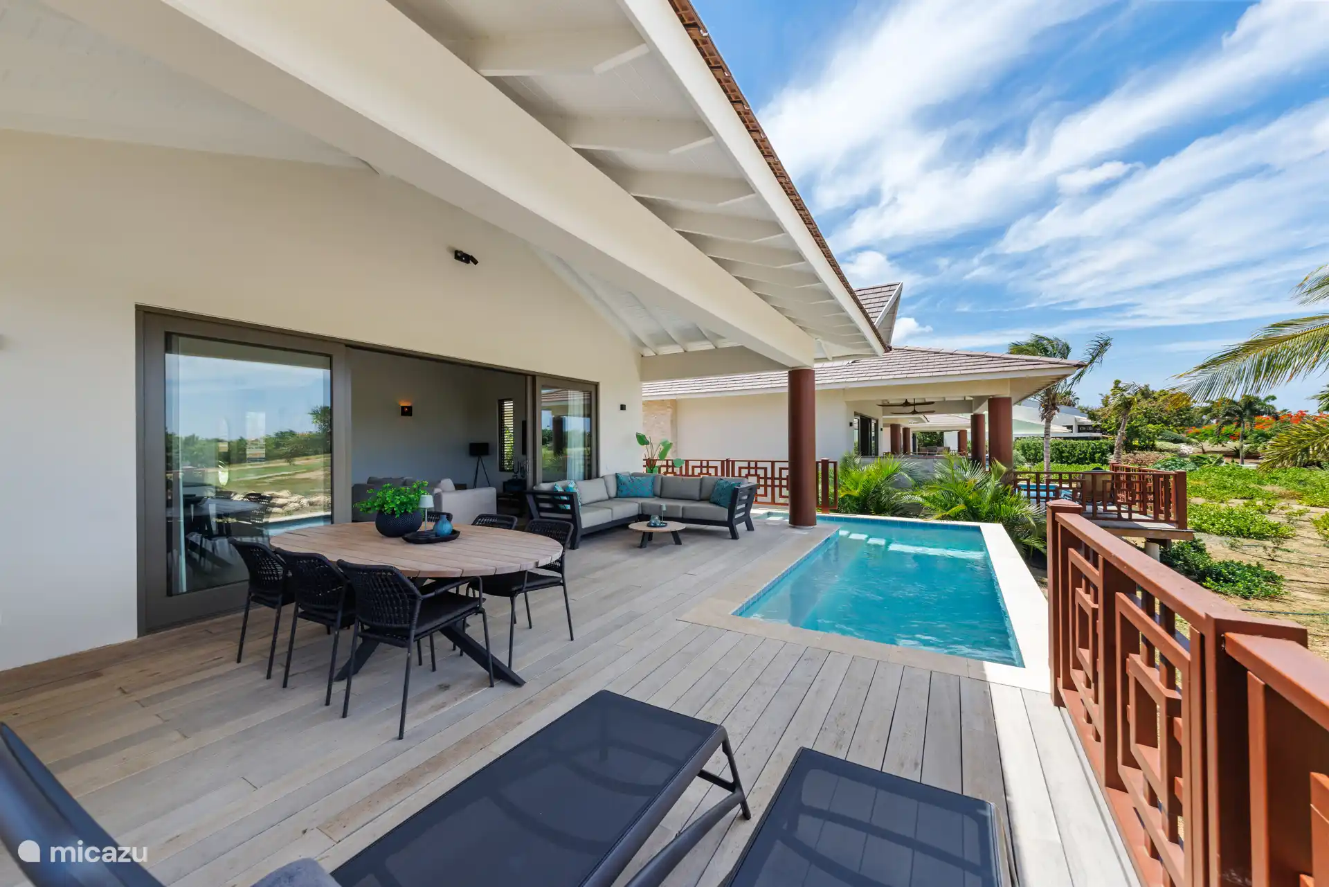 Terrasse mit Swimmingpool