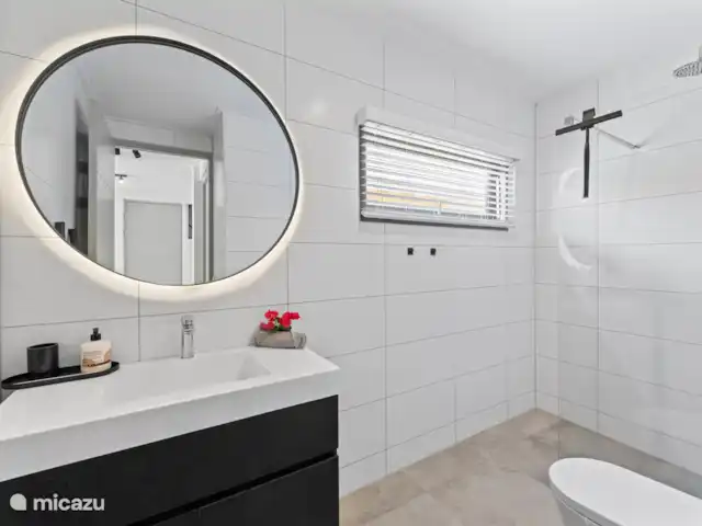 Location de Vacances Curaçao, Curaçao-Centre, Willemstad, villa - Villa Jazmyn 17, plage de Blue Bay Salle de bain au rez-de-chaussée