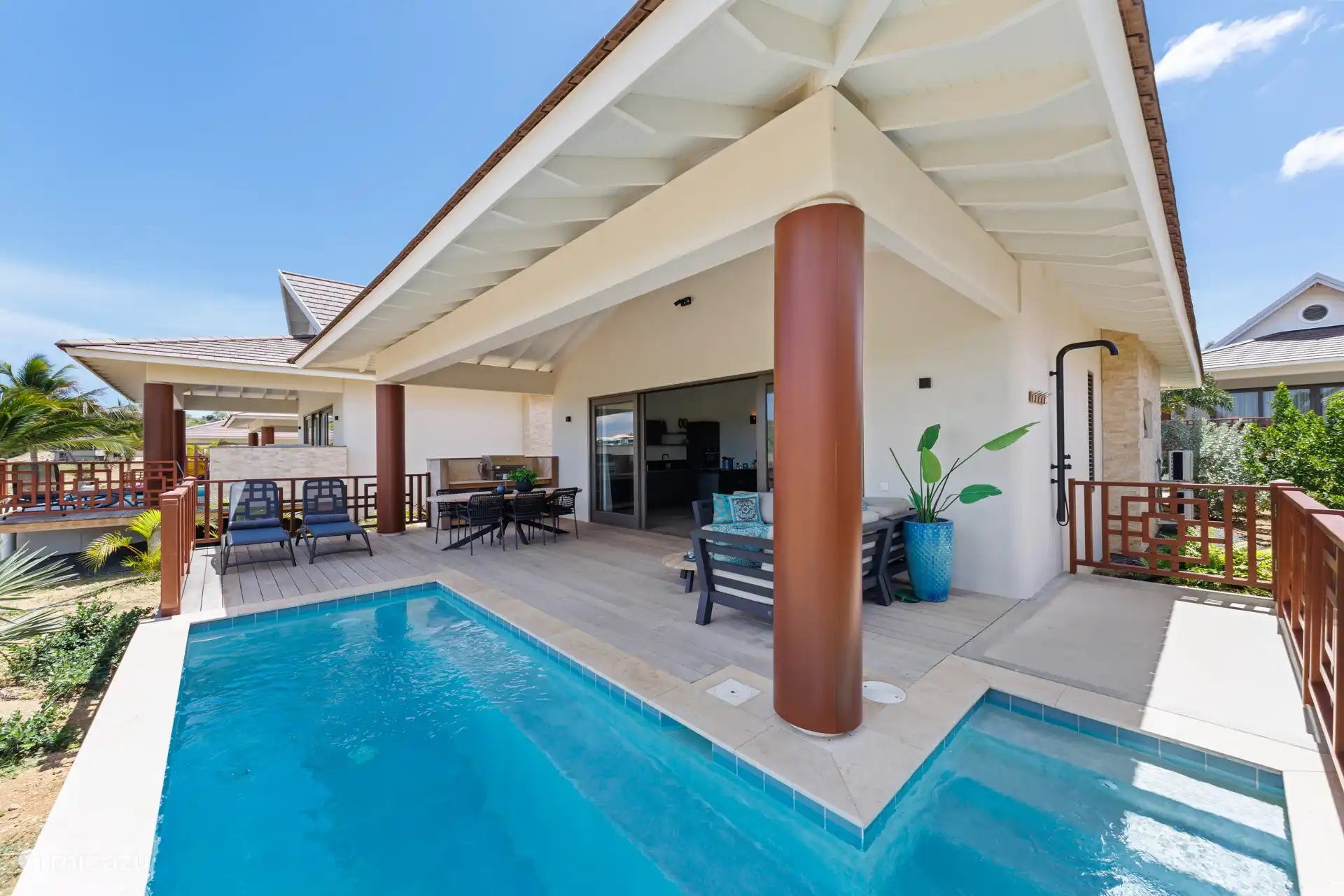 Terrasse mit Swimmingpool